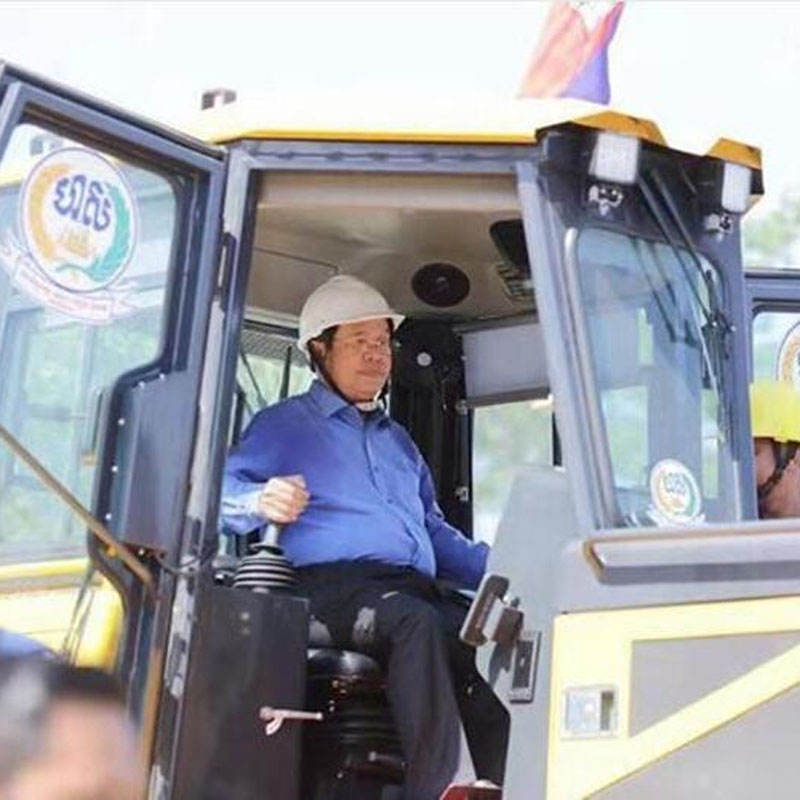 カンボジアのフン・セン首相がシャントゥイブルドーザーをテスト